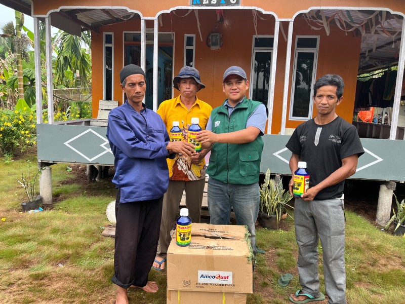 PT GIN Salurkan 313 Botol Vitamin Kelapa untuk Tingkatkan Produksi Petani di Desa Bantayan