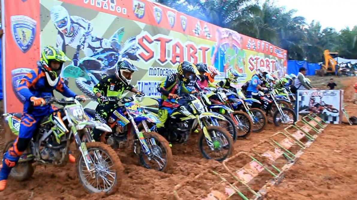 Puluhan Croser Ikuti Motocross dan Grasstrack PK KNPI Tambusai