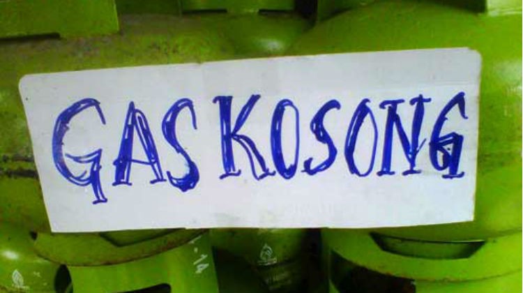Gas Elpiji Langka, Sejumlah Warga Tembilahan Terlibat Antre Panjang