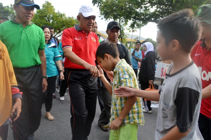Ikut Jalan Sehat, Gubernur Riau Jadi Rebutan