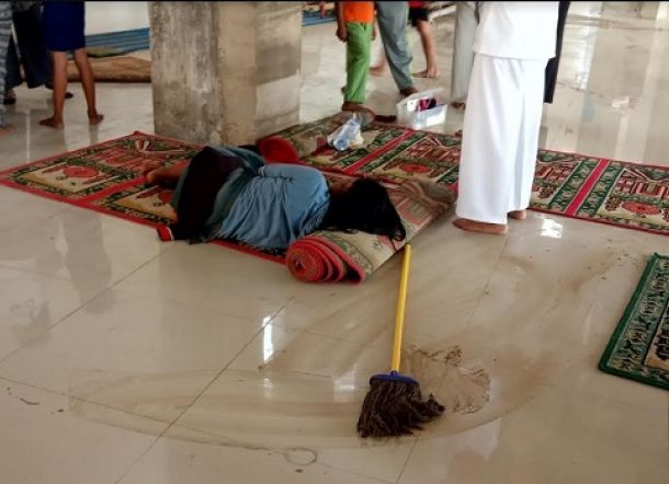 Bau Busuk di Masjid, Ada Perempuan Tergolek Lemah, Diduga Baru Saja Gugurkan Kandungan