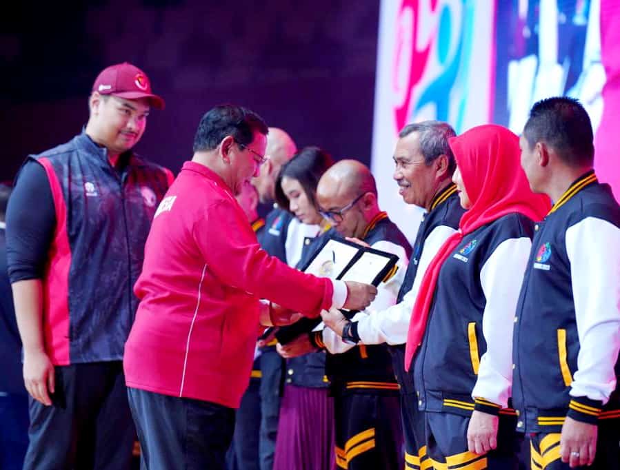 Diserahkan Menhan Prabowo, Gubri Syamsuar Dianugerahi Penghargaan Pelaku Olahraga Berprestasi 2023