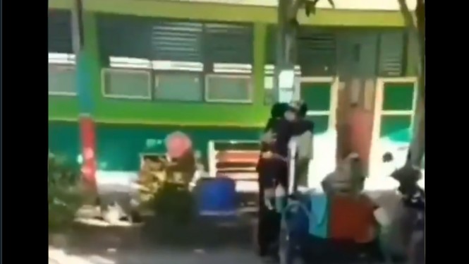 Lulus Skripsi, Pemuda Ini Peluk Ayahnya yang Jualan Siomay