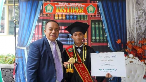 Anak Petani Karet Asal Kampar Peroleh IPK Terbaik Di INSTIPER Yogyakarta