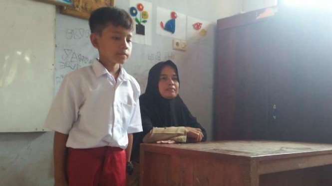 Guru Honorer yang Tinggal di WC Digaji Rp350 Ribu per Bulan, Begini Kisahnya