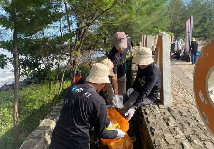 PLN Icon Plus Sumbagteng dan PLN Sumbar Aksi Bersih Pantai di Hari LH Sedunia