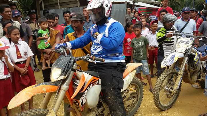 Gunakan Motor Trail, Bupati Yopi Antar E-KTP Dan Jemput Aspirasi