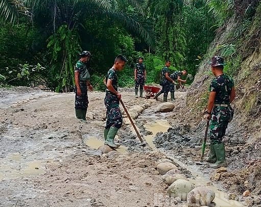 Satgas TMMD Kodim 0204/DS Timbun Genangan Air Sisa Hujan