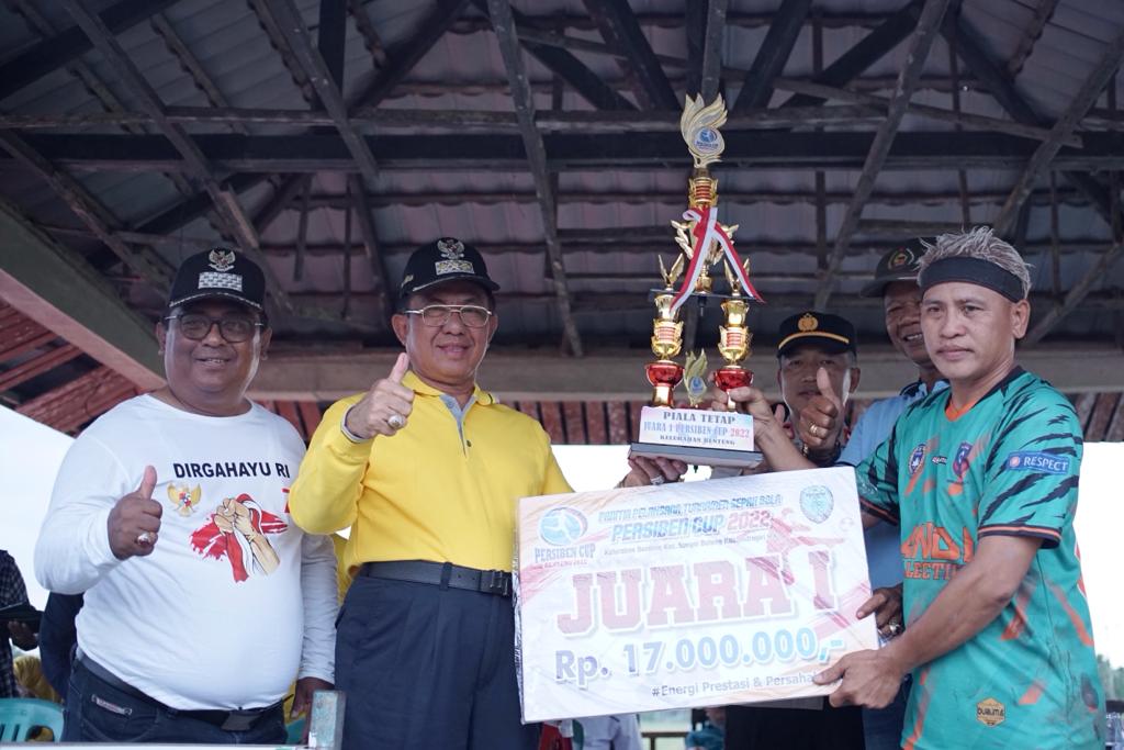Bupati Inhil Janjikan 200 Juta Untuk Peningkatan Lapangan Sepakbola Pangeran Tengku Sulung