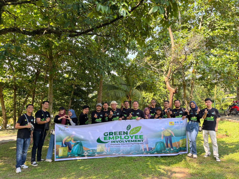 Hari LH Sedunia, PLN Icon Plus Sumbagteng Gelar Aksi Bersih Sampah Danau Buatan