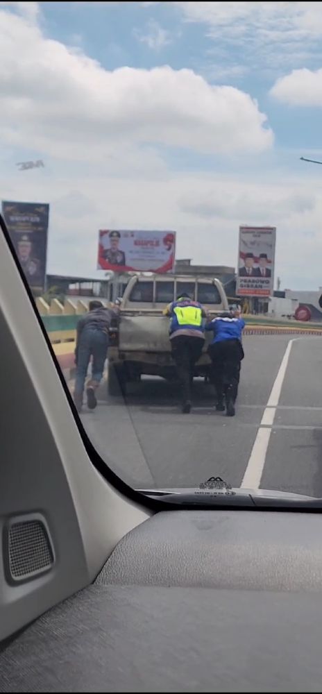 Viral Aksi Polwan Kompol Gitta Dorong Mobil Mogok di Flyover Pekanbaru