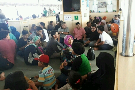 Tolak Perlakuan Khusus, Syamsuar Rela Jalan Kaki dan Duduk Berselimput di Roro