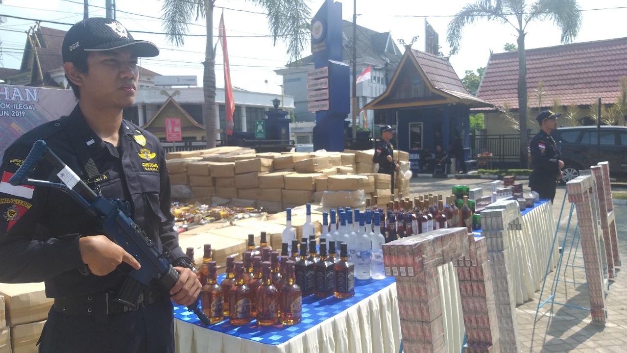 Bea Cukai Tembilahan Musnahkan Rokok dan Miras Ilegal Senilai 10,9 M