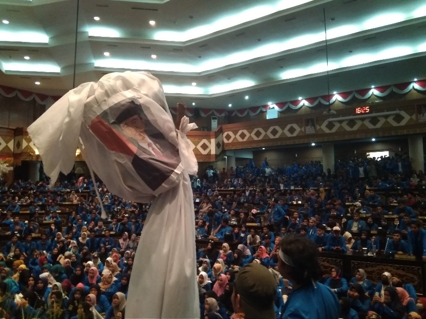Ribuan Mahasiswa Universitas Islam Riau Meminta Jokowi Mundur