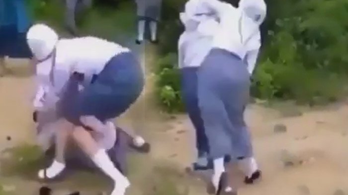 Geng Cewek SMA Ini Tampar dan Paksa Buka Jilbab Temannya Lalu Unggah ke Instagram