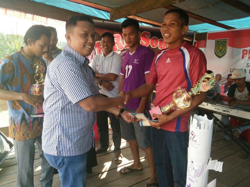 Ketua DPRD Inhil Hadiri Penutupan Peringatan HUT RI dan Pelepasan Mahasiswa KKN di Desa Teluk Jira