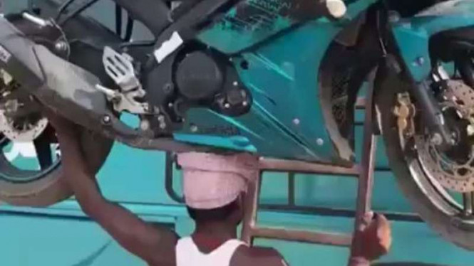 Begini Cara Orang India Bawa Motor Sport, Pakai Kepala