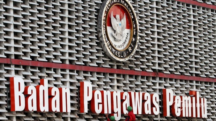 12 Media Terima Penghargaan Pemilu dari Bawaslu Riau