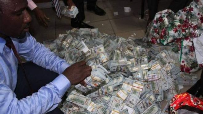 Uang Tunai Sebanyak Rp570 Miliar ditemukan di Sebuah Flat Nigeria