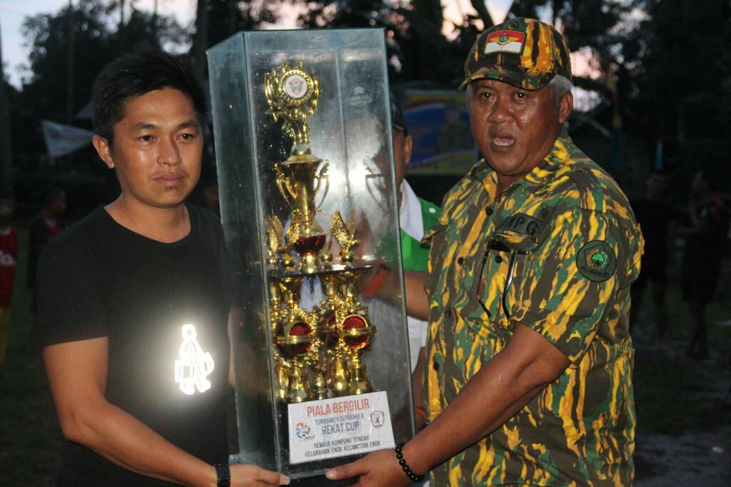 Edy Tutup Secara Resmi Turnamen Sepakbola Rekat Cup II 2017 di Enok