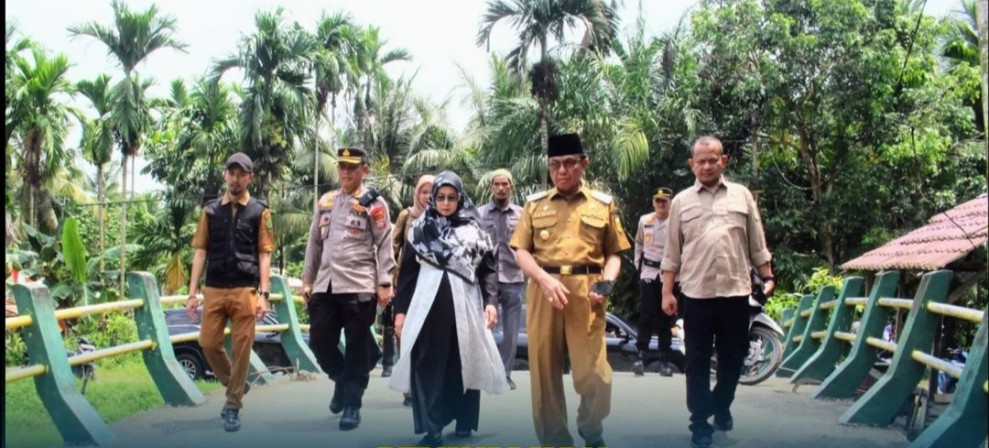 Bupati Inhil Tinjau Langsung Proses E-Voting Pilkades Serentak 2023 Desa Pekan Kamis