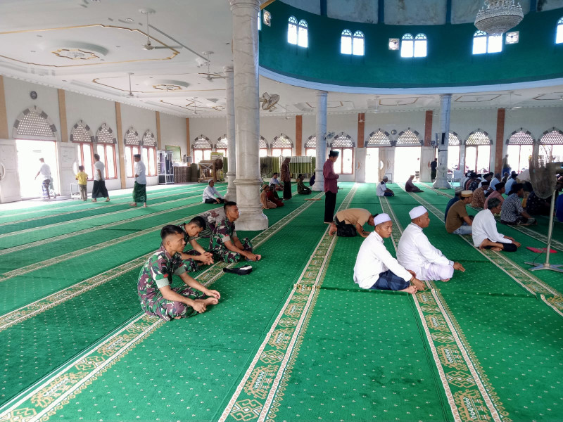 Tingkatkan Keimanan, Personel TMMD 116 Kodim 0314/Inhil Shalat Jumat Bersama Masyarakat