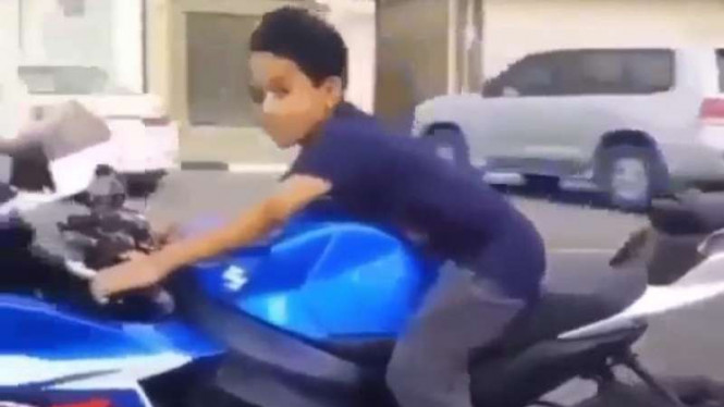 Belum Bisa Napak, Bocah Ingusan Ini Freestyle di Atas Motor