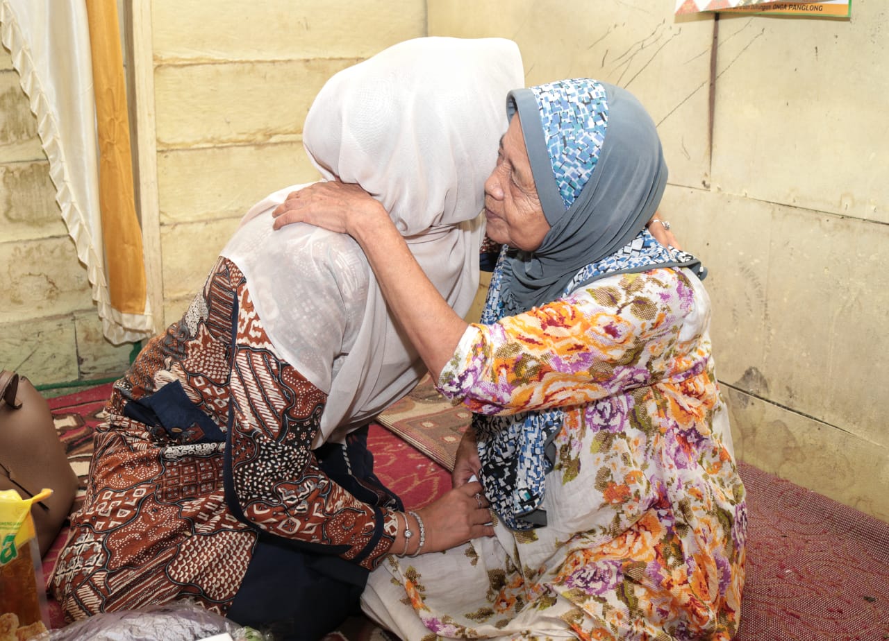Momen Bahagia Hari Jumat, Nek Gadis Dapat Bantuan dari Dekranasda