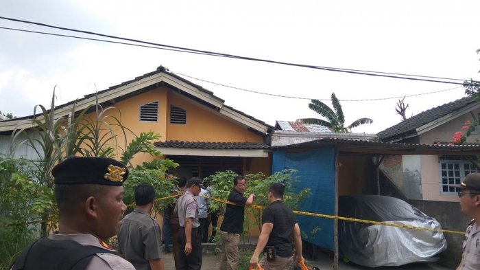 Densus 88 Bawa Sejumlah Dokumen dari Rumah Terduga Teroris