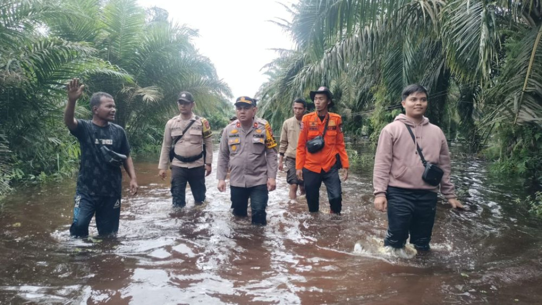 Kapolsek Mandau Basah-basahan Bawa Sembako di Lokasi Banjir
