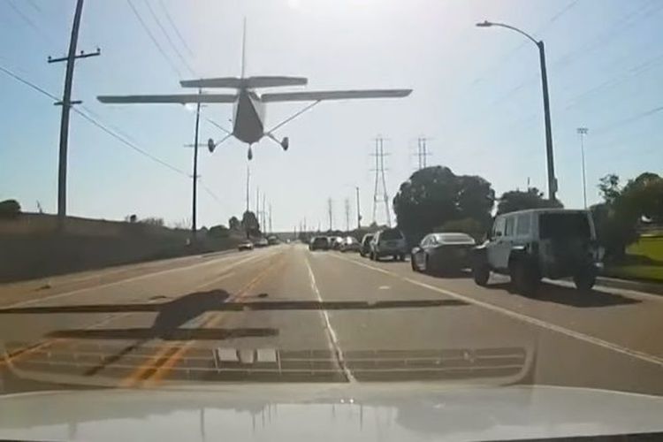 Pesawat Kecil Mendarat Darurat di Jalan Raya, Ini Videonya
