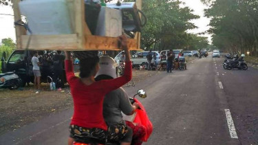 Emak-emak Perkasa, Bonceng Motor Bawa Meja Dagang di Kepala