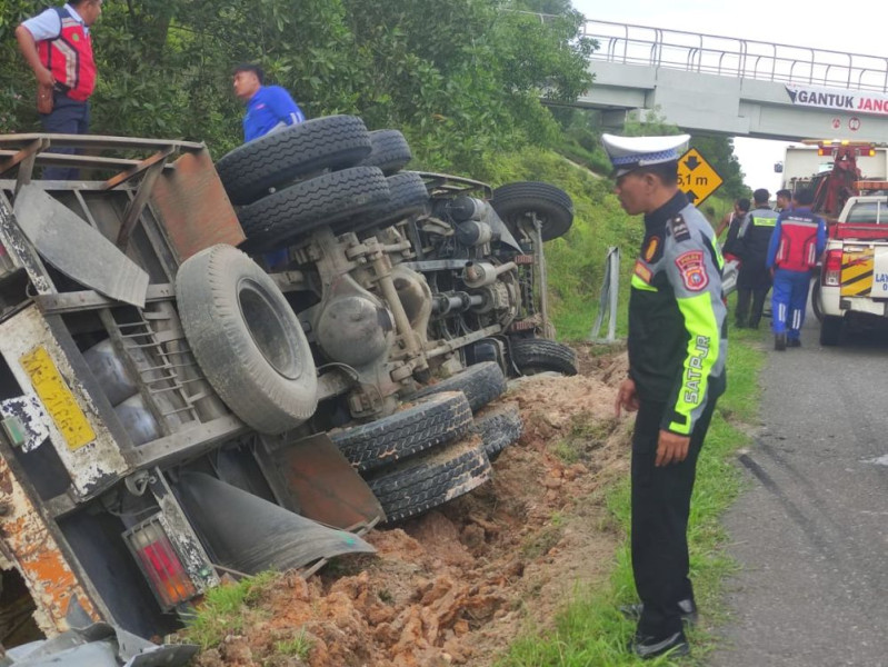 Tabrak Pembatas, Truk Memuat Sawit Terbalik di Jalan Tol Pekanbaru-Dumai