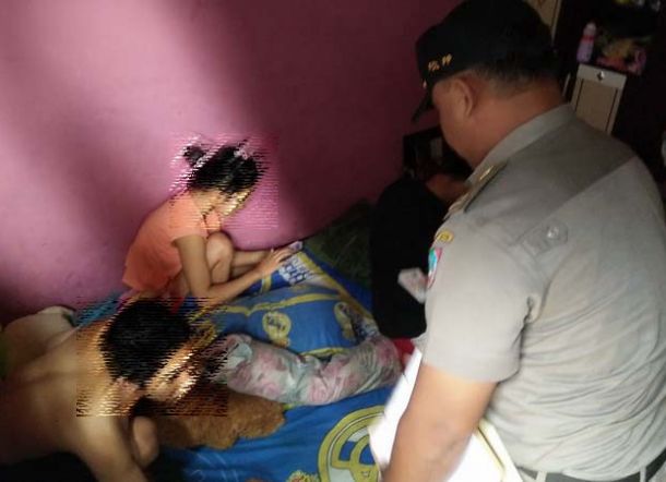 Wadaw!!! Seorang Pria Kepergok Asyik Ngamar dengan Dua Wanita di Indek