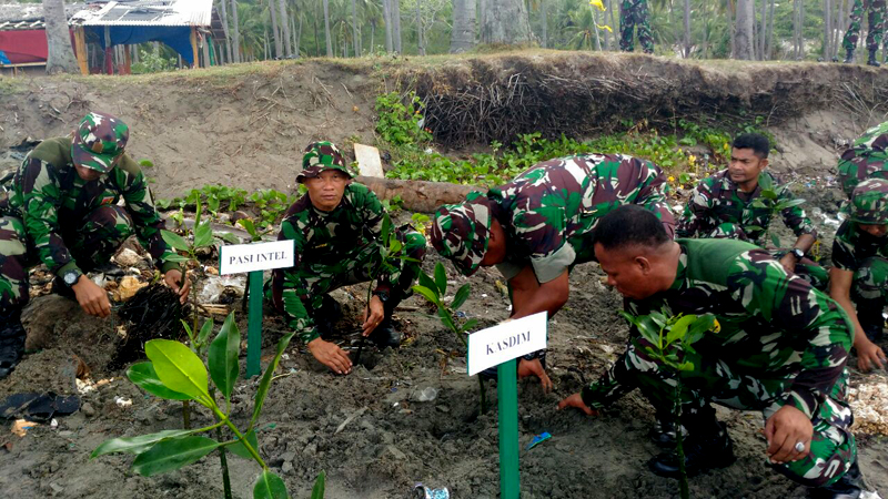 Kepedulian Lingkungan Diaplikasikan Kodim 1415 Kepulauan Selayar Melalui Giat Karya Bhakti Penanaman Seribu Pohon Bakau