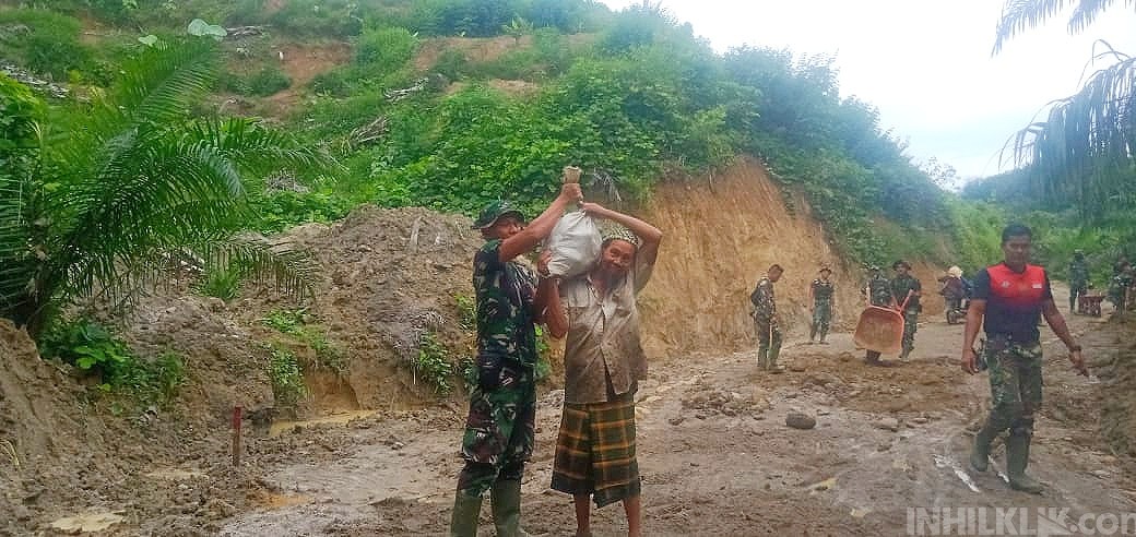 Spontanitas Satgas Kodim 0204/DS Membantu Warga di Lokasi TMMD