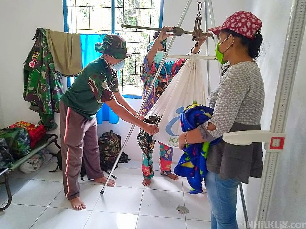 Satgas TMMD Kodim 0204/DS Bantu Posyandu Timbang Balita 