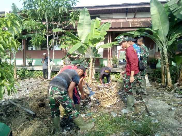 Satgas TMMD ke-106 Kodim 0314/Inhil Laksanakan Karya Bhakti Pembersihan Lingkungan