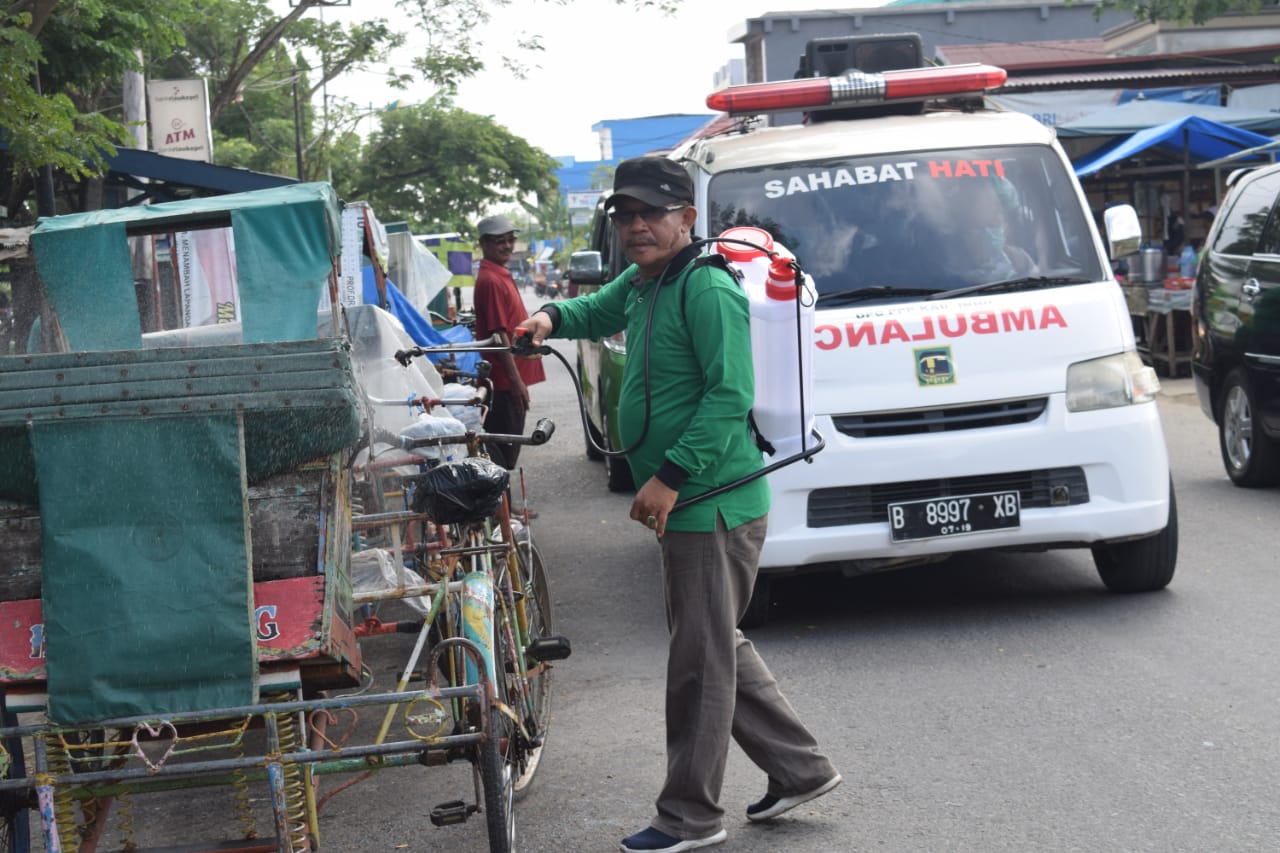Cegah Corona, PPP Inhil Semprotkan Disinfektakan di Temat Umum