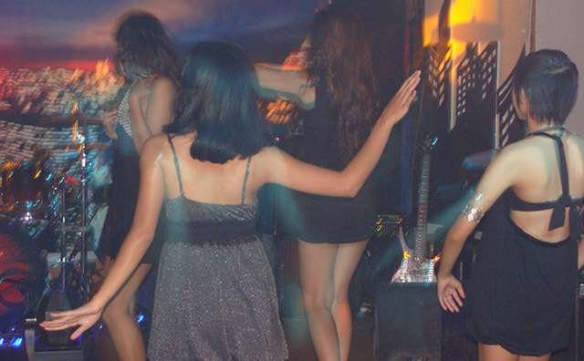 2 Pasangan Kepergok Polisi Sedang 'Main' di Ruang VIP, Bra dan CD Wanita...