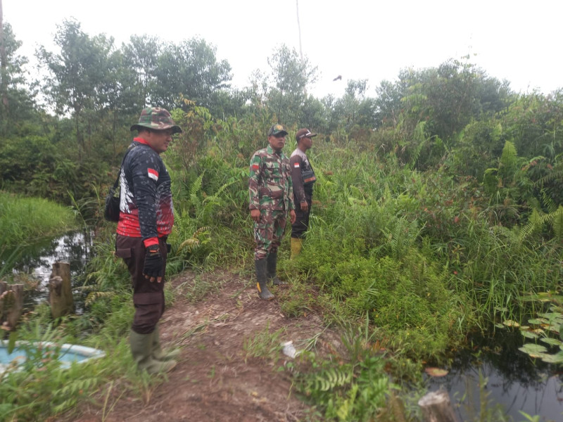 Cegah Karhutla, Babinsa Koramil 05/GAS Gelar Patroli Lahan Rawan Kebakaran