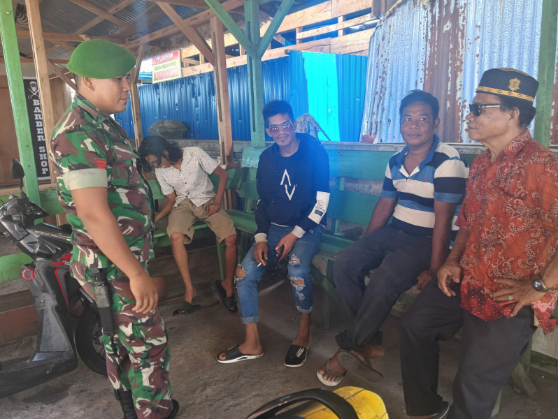Babinsa Komsos Pilkada Damai Bersama Warga Desa Tunggal Rahayu Jaya