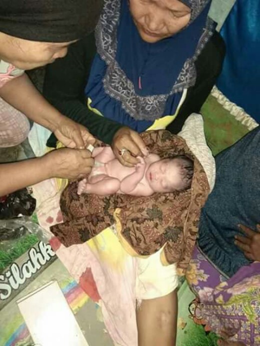 Bayi Laki-laki di Dalam Kotak Hebohkan Warga Kemuning