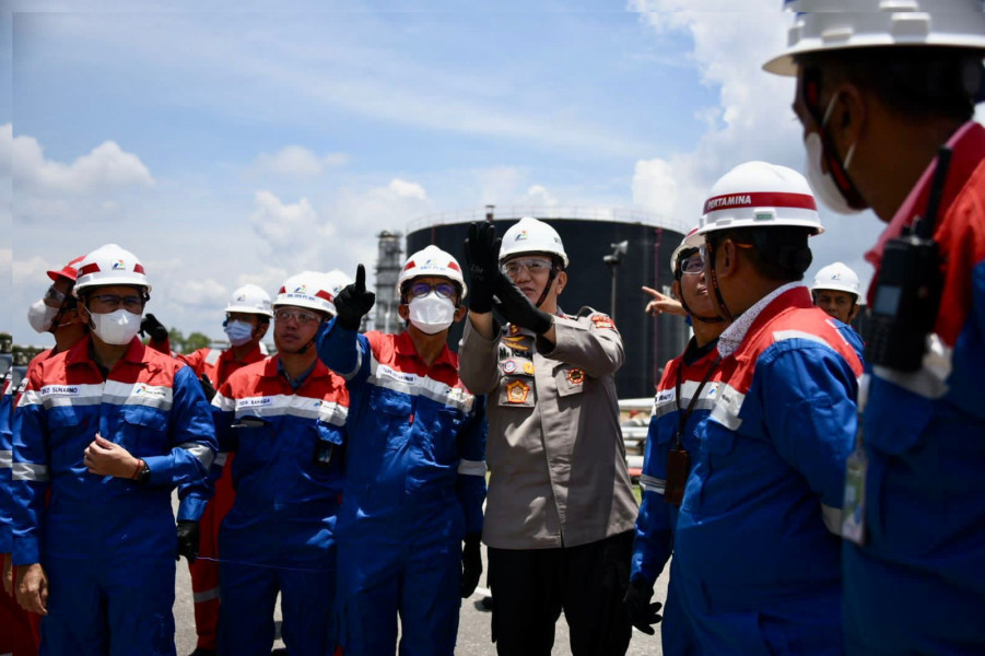 Kapolda Riau Irjen Iqbal Tinjau Lokasi Ledakan Kilang Minyak Dumai