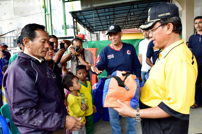 Bupati HM.Wardan Menyerahkan Bantuan Korban Kebakaran di Tembilahan