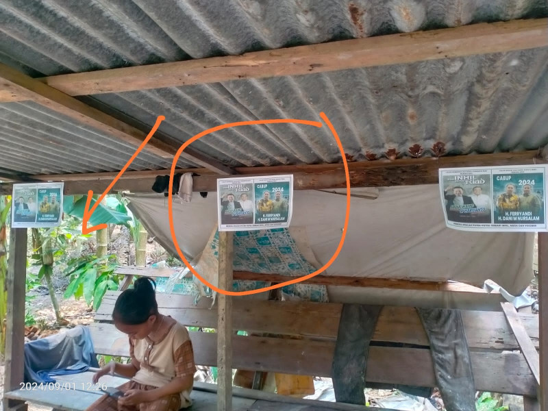 Inisiatif Warga Inhil Pasang Pamflet Pasangan Calon BERMARWAH dan PERMADANI dari Kertas HVS