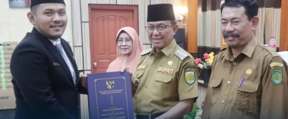 Bupati Inhil Serahkan SK Perubahan Nomenklatur dari SMPN Satu Atap Menjadi SMP Negeri Reguler