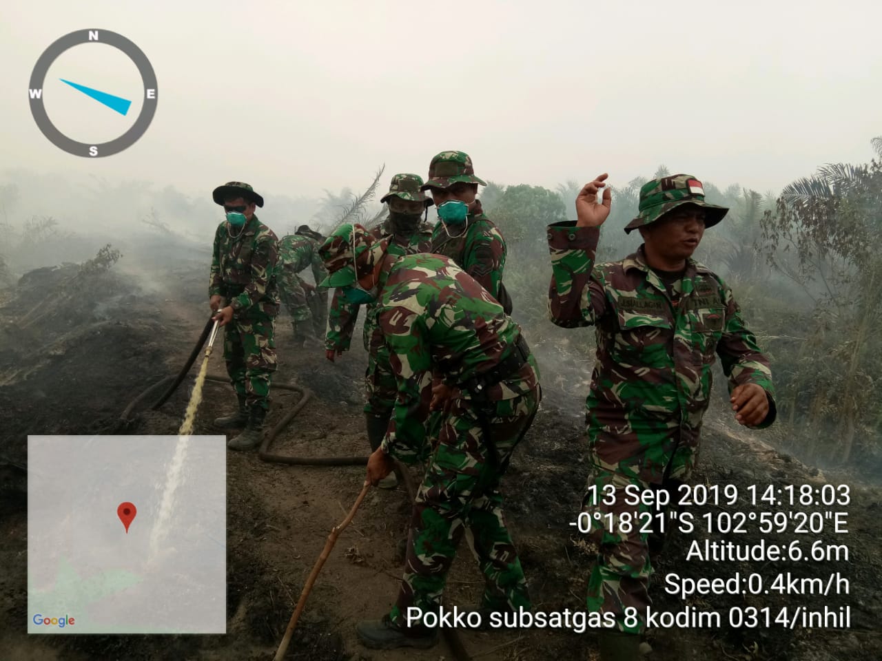 Padamkan Api, Koramil 12/Batang Tuaka Dapat Bantuan dari Makodim 0314/Inhil