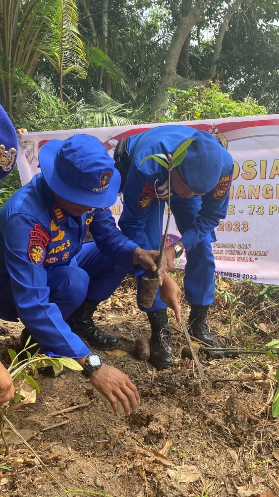 Polair Polres Pelalawan Tanam Mangrove untuk Cegah Pesisir Pantai dari Abrasi