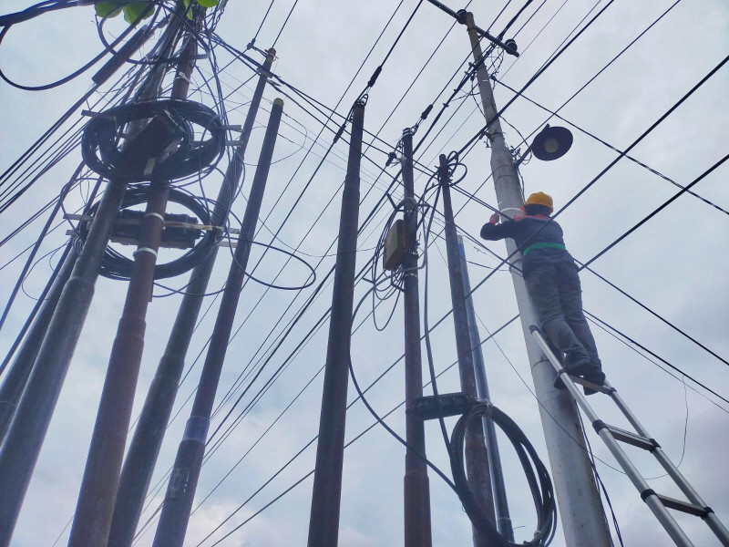 Jaga Layanan Tetap Andal, PLN Icon Plus  Sumbagteng Segel Kabel Ilegal di Marpoyan Damai